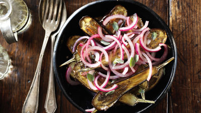 Mladi patlidžan s origanom i crvenim lukom