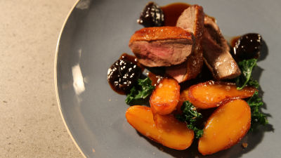 Patka sa karamelizovanim krompirima i melasom od nara