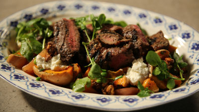 Salata od pečene bundeve sa šniclom ili lososom