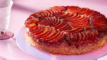 Izvrnuta torta od šljiva