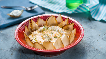 Sos za umakanje od ovčjeg sira s pečenim lukom i susamom