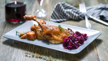 Pačji bataci s korenastim povrćem i crvenim kupusom