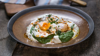 Poširana jaja sa sirom i jogurtom