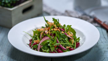 Salata od rukole, paprike i crvenog pasulja