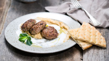 Goveđe ćufte s humusom i jogurtom