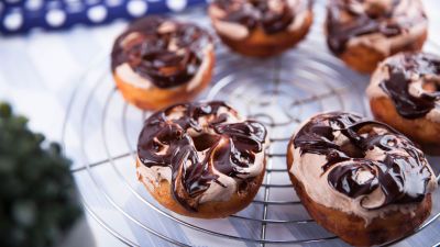 Krofne sa čokoladnim mrvicama, švajcarskim meringuom i čokoladnom glazurom