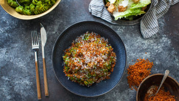 Cezar salata sa zelenim fusilima, kobasicom i pekorinom