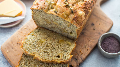 Hleb sa sirom farme “Gubbeen”, čedarom i timijanom