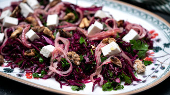 Salata od crvenog kupusa sa ukiseljenim lukom