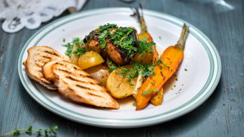 Pečeni zec sa mladim krompirom i senfom