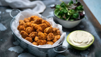 Pohovana piletina sa jogurt sosom