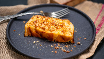 Dezert od jabuke sa karameliziranim orasima