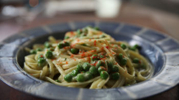 Testenina sa avokadom, graškom i mentom