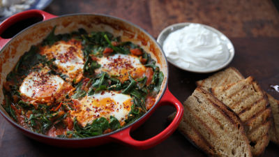 Dimljena „Shakshuka“ sa spanaćem