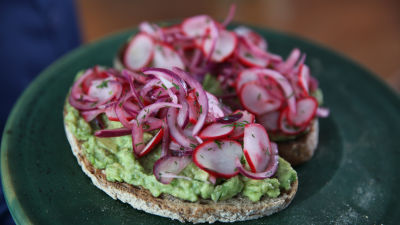 Avokado tost sa sevičeom od rotkvica