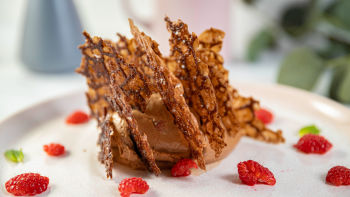 Čokoladni mus sa malinama i "arabesku" ukrasima