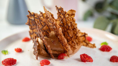 Čokoladni mus sa malinama i "arabesku" ukrasima