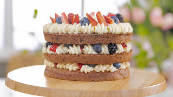 Slojevita čokoladna torta sa bobicama