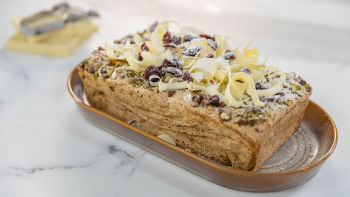 “Dacquoise” od pistaća i bele čokolade