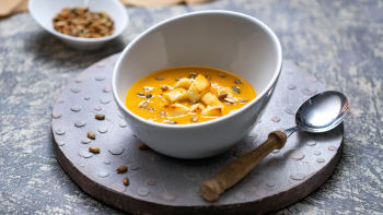 Čorba od bundeve sa pečenim halumi sirom