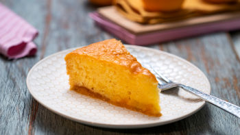 Biskvit torta od narandže sa kompotom od kajsija