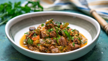 "Ferges" sa džigericom (albanski paradajz, paprike i sir)