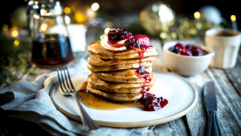 Palačinke od medenjaka sa toplim kompotom od bobica