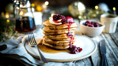 Palačinke od medenjaka sa toplim kompotom od bobica