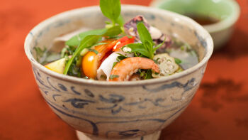 Čorba od morskih plodova sa ukiseljenim bambusom i tamarindom