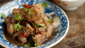 Svinjska rebarca dinstana u soku od mladog kokosa