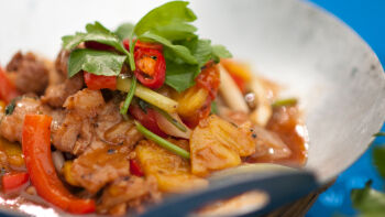 Prženi svinjski vrat sa ananasom i povrćem