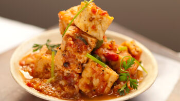 Hrskavi tofu kuvan u sosu od paradajza i bibera