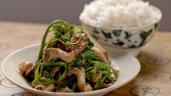 Divlje šitake i list meksičke tikve u voku