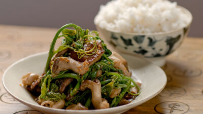 Divlje šitake i list meksičke tikve u voku