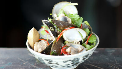 Male školjke sa čilijem i azijskim bosiljkom