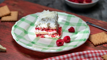 Jogurt-kolač sa keksićima i belom čokoladom