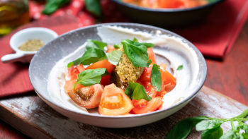 Paradajz-salata s domaćim krem sirom i tapenadom od maslina