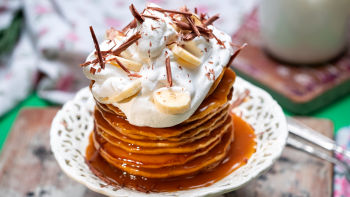 Američke palačinke s prelivom od karamele