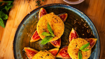 Hrskavi zalogaji od sira sa smokvama i susamom