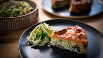 Maltežanska pita od rikote sa spanaćem, pinjolama i rendanom kelerabom