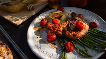Svinjetina s timijanom i belim lukom pečena u tiganju, paradajz i malteški pečeni krompir