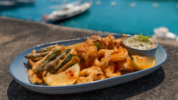 Plata od morskih plodova sa ljutkastim tartar sosom