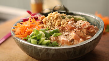 Poke činije sa lososom