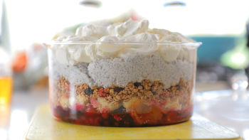 Trajfl od čia semenki, jogurta i granole