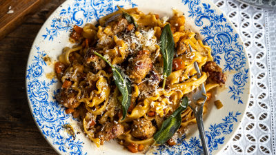 Beli ragu sa testeninom i hrskavom žalfijom