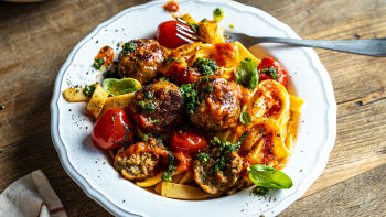 Ljutkaste ćufte, sos od paradajza i putera i sveža testenina