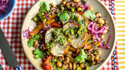 Zapečeni citrus sa svinjetinom i zelenom salsom