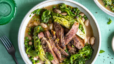 Zapečena jagnjetina s mladom rimskom salatom, nanom i graškom