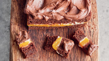 Čokoladna torta sa puter-kremom i mandarinama iz konzerve