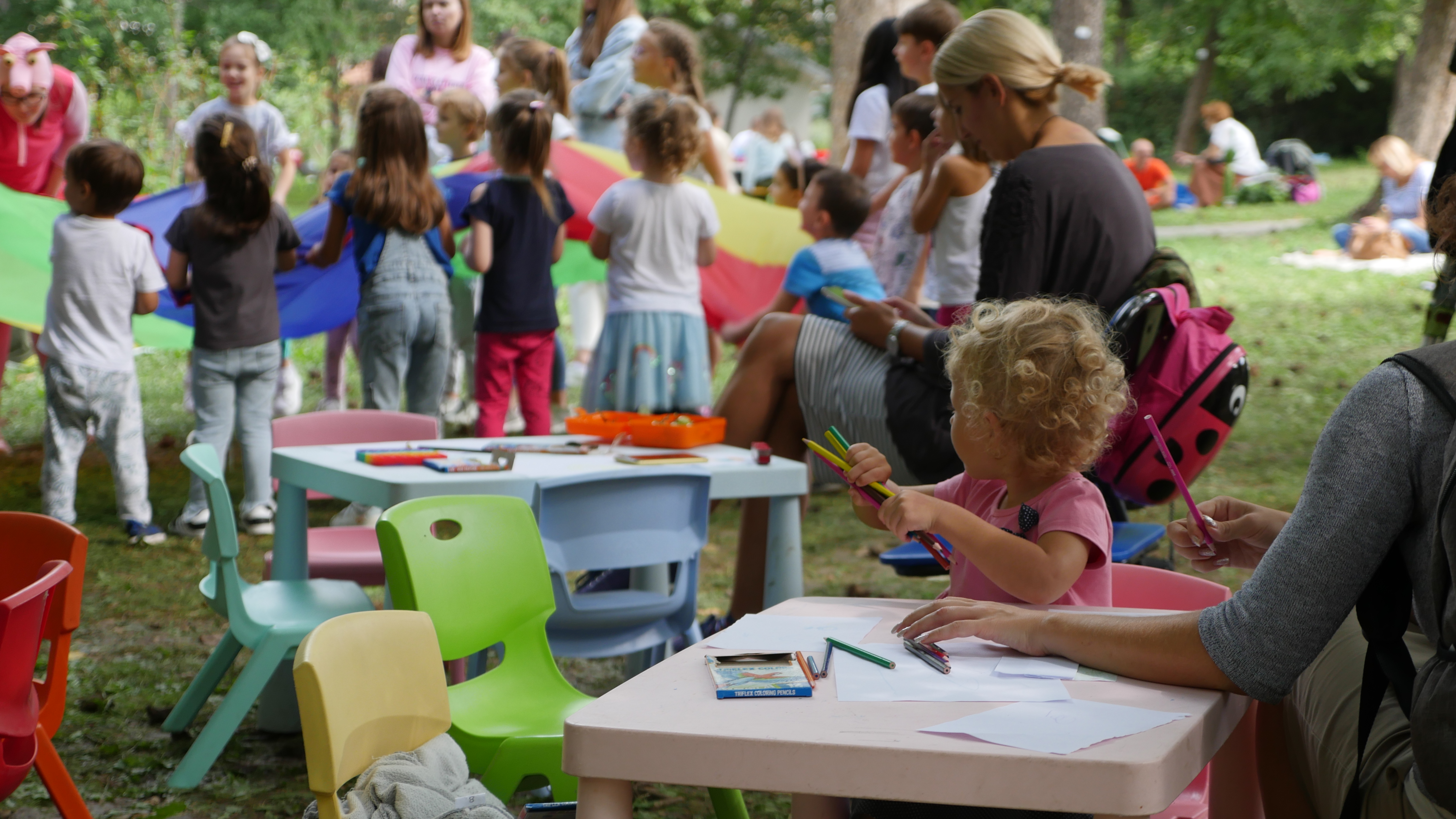Deca na radionici u okviru 24Kitchen piknika u botaničkoj bašti Jevremovac